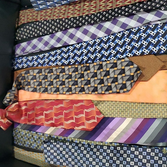 Multiple pre owned ties,various color patterns and fabrics mostly silk. - Picture 1 of 4
